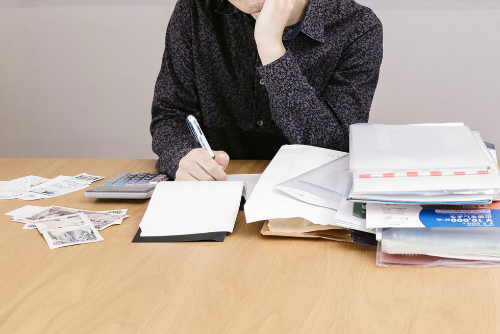 源泉徴収票の偽造はバレない？バレなくても審査に落ちる可能性が高い理由を解説